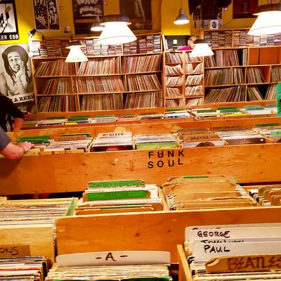 LA FIN DU VINYLE/DEATH OF VINYL by null