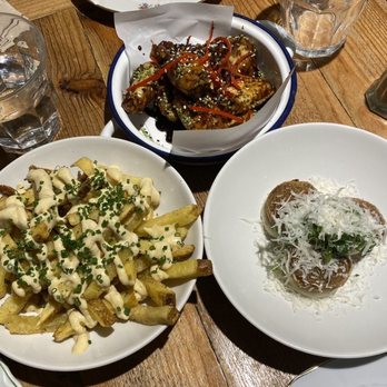 Gigi Von Tapas - Patatas fritas, chicken wings, mushroom croquettes - Tapas Bars Near Me - Barcelona, B Gigi Von Tapas - Patatas fritas, chicken wings, mushroom croquettes - Tapas Bars Near Me - Barcelona, B