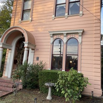 Camellia Inn - Outside - Bed & Breakfast Near Me - Healdsburg, California
