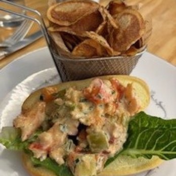 Beets and Carrots Farm-to Table - Lobster roll & chips - New American Near Me - Brooklyn, New York