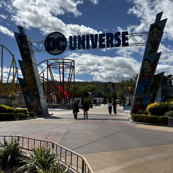 Six Flags Magic Mountain - Amusement Parks Near Me - Valencia, California