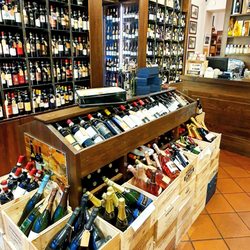 Enoteca Obsequium Wine Shop Bistrot - Vetrine interne