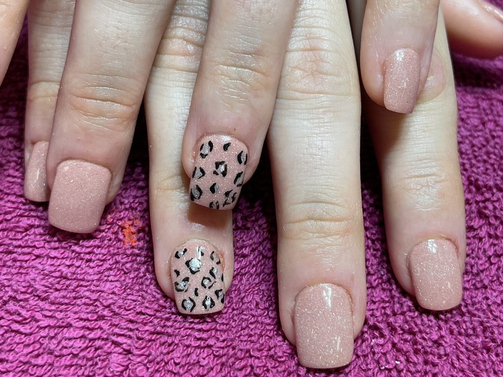 Q Nail Spa & Microblading Logo