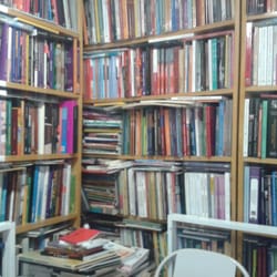 Livraria do Chico - Uma caixa de fósforos forrada de livros :)