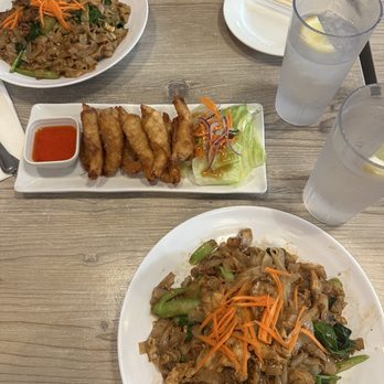 Sharetea - Chicken and Beef Pad See Ew, and Shrimp Balls - Bubble Tea Near Me - Los Angeles, California Sharetea - Chicken and Beef Pad See Ew, and Shrimp Balls - Bubble Tea Near Me - Los Angeles, California