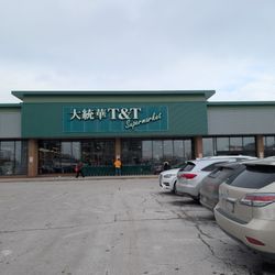 T&T Supermarket - Heading over to the main entrance