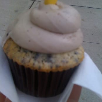 Short & Sweet Bakeshop - Oreo cupcake (I was walking down the street and took this picture bahah) - Bakeries Near Me - Toronto, Ontario Short & Sweet Bakeshop - Oreo cupcake (I was walking down the street and took this picture bahah) - Bakeries Near Me - Toronto, Ontario