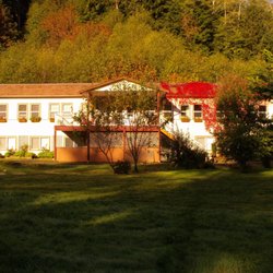 Mt H'kusam View Lodge - Yard and front of the lodge