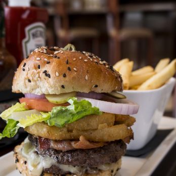 The Club At Bond Head - The Deluxe Burger - Golf Near Me - Beeton, Ontario