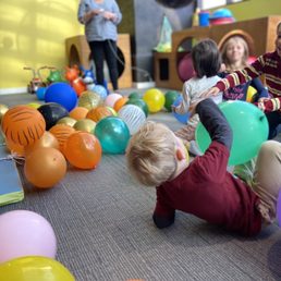 Balloon drop is a hit with he preschool crowd Balloon drop is a hit with he preschool crowd