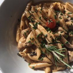 Plaza Lounge - Penne au foie gras, poulet et trompettes de la mort.