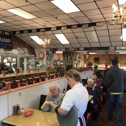 K & L Barbecue - Restaurant interior