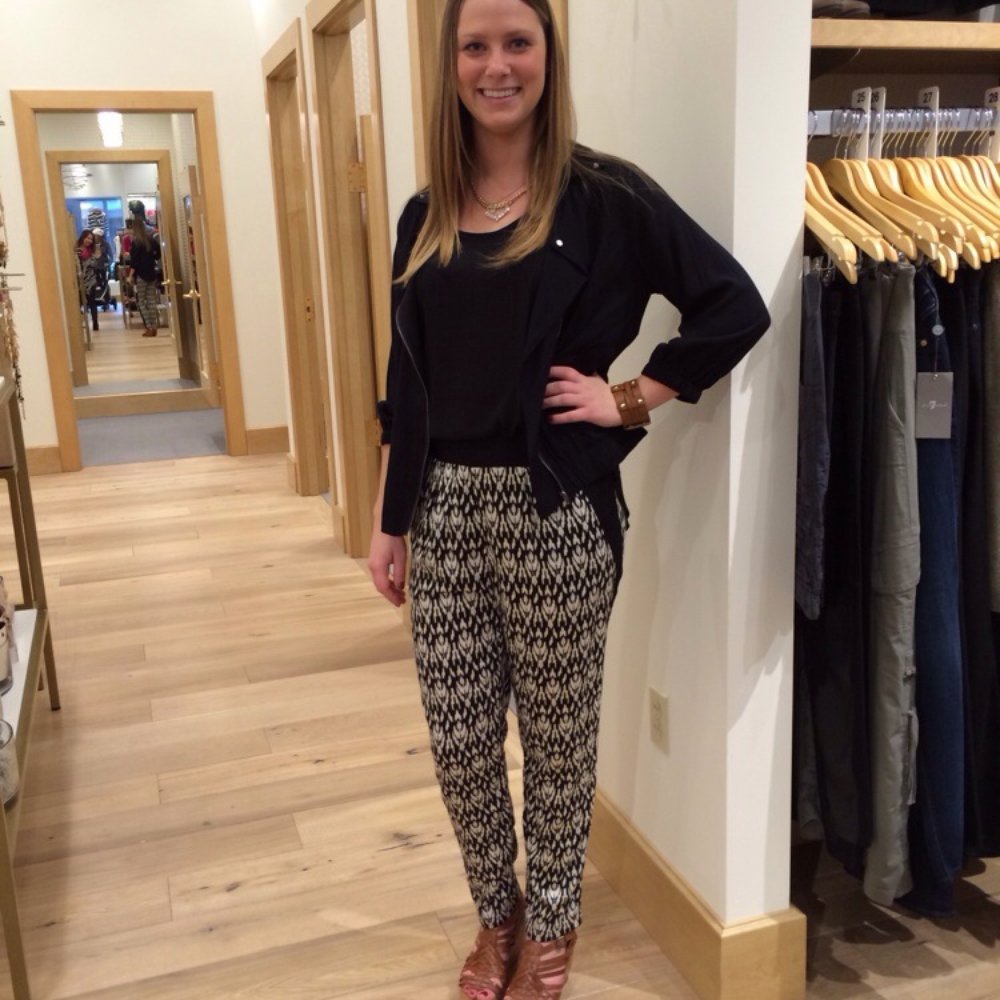 Evereve - Stylist Jamie rockin' a comfy and cool look. - Women's Clothing Near Me - Seattle, Washington