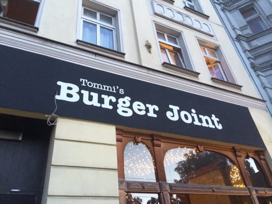 Tommis Burger Joint, Mitte by null