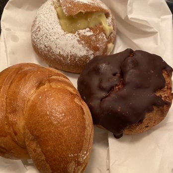 La Flor De Puebla - Slightly sweet bread with cream, croissant, and cinnamon bread dipped in chocolate. May 2025 - Bakeries Near Me - Stockton, California La Flor De Puebla - Slightly sweet bread with cream, croissant, and cinnamon bread dipped in chocolate. May 2025 - Bakeries Near Me - Stockton, California