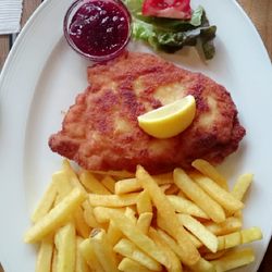 Gasthof Isensee - Schnitzel mit Pommes und Preiselbeerrn