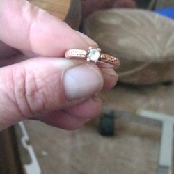 Exquisite Jewelry - This diamond engagement ring with the markings of 750 like to sell it.
