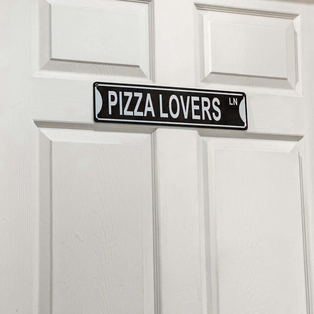 a pizza lovers street sign