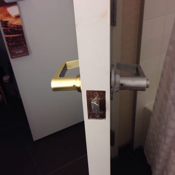 Hilton Albany - Unsafe mismatching bathroom door knob. Anyone like getting trapped in a bathroom? Fabulous way to start your day...NOT!!! - Hotels Near Me - Albany, New York
