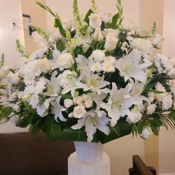 White basket arrangement
