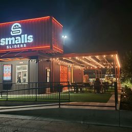 the outside of a restaurant at night