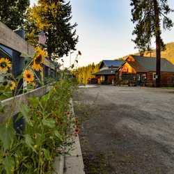 Columbia Point Resort - Drive up to the office