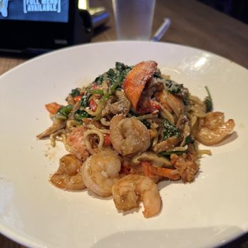 Yard House - Lobster Garlic Noodles - would definitely order again. So good! - New American Near Me - Sarasota, Florida Yard House - Lobster Garlic Noodles - would definitely order again. So good! - New American Near Me - Sarasota, Florida
