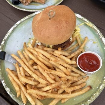 The Little Darlin' - chicken sandwich - American Near Me - Austin, Texas The Little Darlin' - chicken sandwich - American Near Me - Austin, Texas