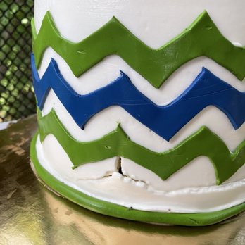 Bellash Bakery - Huge crack in the fondant - Bakeries Near Me - Woodbridge, Virginia