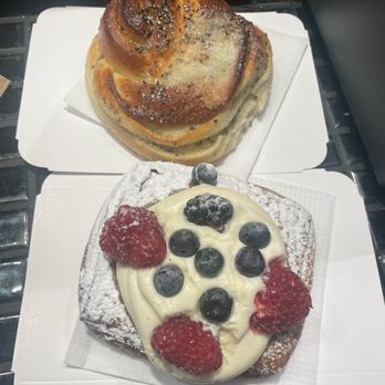 Sankt Peders Bageri - Berries and cream & cardamom buns - Bakeries Near Me - Copenhagen, 84