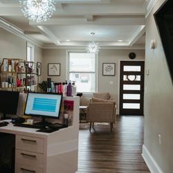 Très Chic Hair Designs & Day Spa