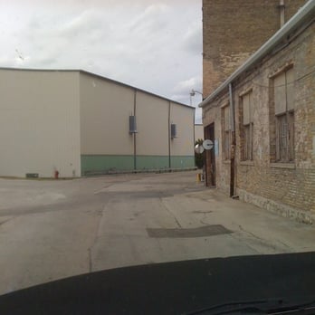 Barnacle Bud's - Not this building but the second one east of this one. - Seafood Near Me - Milwaukee, Wisconsin