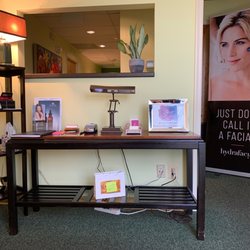Lace Brows & Beauty - Waiting area