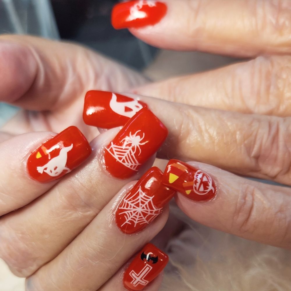 Creative Nail Salon Logo