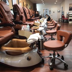 10 pedi stations. Wow.