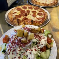 Route 66 Pizza Palace - Good salad bar and tasty pizza!