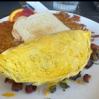 Sweet E's Cafe - The American Omelette, hash and white toast. - Cafes Near Me - Honolulu, Hawaii