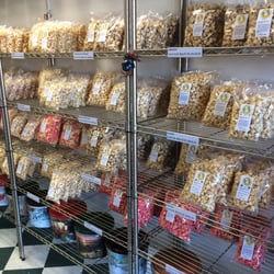 Cracklin Gourmet Popcorn - Trying samples...