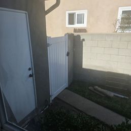 Here is our nice new vinyl gate :)