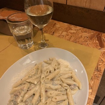 Perdinci Bistró - Penne with mushrooms and sausage in a cream sauce, paired with a glass of prosecco! - Roman Near Me - Rome, RM Perdinci Bistró - Penne with mushrooms and sausage in a cream sauce, paired with a glass of prosecco! - Roman Near Me - Rome, RM