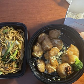 Uncle Sun - I order the veggie chow mien, walnut shrimp, and white rice. I asked for chilli oil for some spice. Good food, I'm content. - Chinese Near Me - Corvallis, Oregon