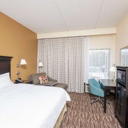 Hampton Inn & Suites Cleveland-Airport/Middleburg Heights - Guest room