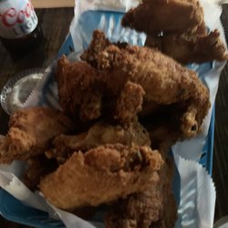 Waylon's Bar - Hand breaded wings