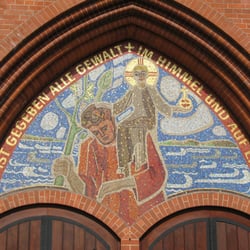 Ev. Kirchengemeinde Köpenick, Friedrichshagen - Das sehenswerte Mosaik über dem Portal an der Südseite!