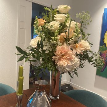 Uniquely Chic Floral & Home - Entry way bouquet - Florists Near Me - Healdsburg, California