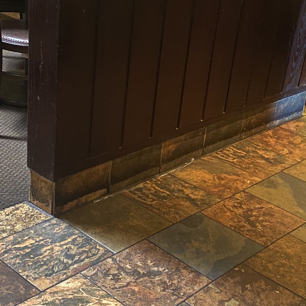 Cheddar's Scratch Kitchen - Trash everywhere. - Comfort Food Near Me - Dothan, Alabama