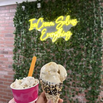 Just Scoops - Dulce de leche cone, chocolate chip cookie dough and strawberries and cream cup - Ice Cream & Frozen Yogurt Near Me - Spring Hill, Florida