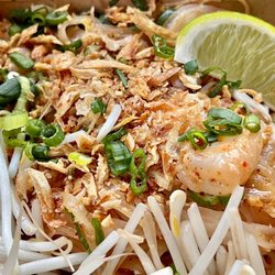 The Pad Thai Stand - Dinner time! Southern style with shrimp and garlic