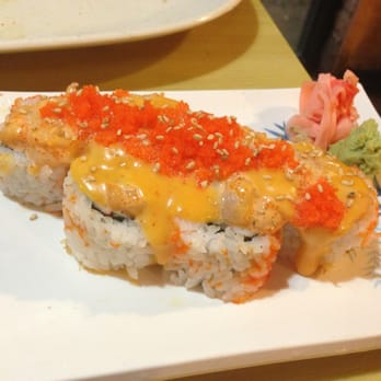 Oishii - Holly Roll - Sushi Bars Near Me - Houston, Texas