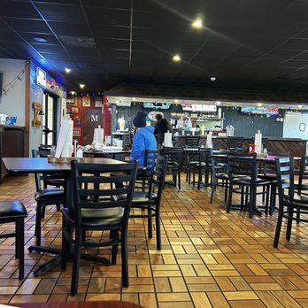 Dreamland BBQ - Interior seating and bar. - Barbeque Near Me - Montgomery, Alabama